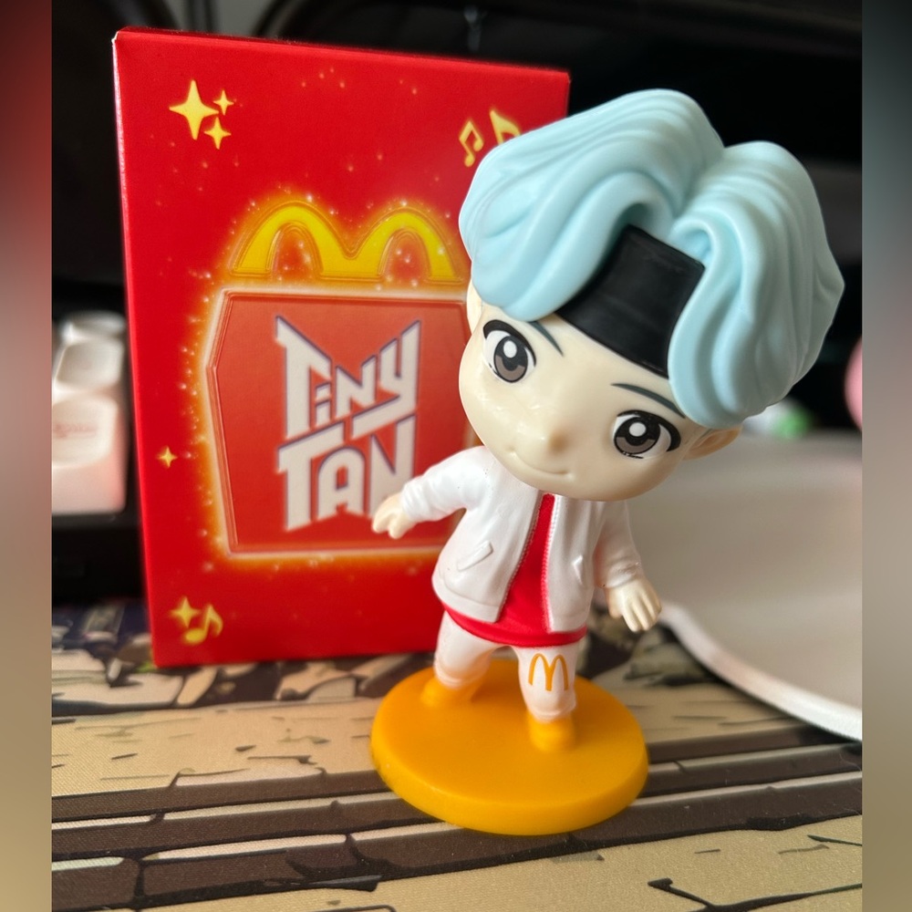 BTS Tiny Tan - Suga Figure with Blue Hair - BTS Happy Meal - PHOTOCARD included